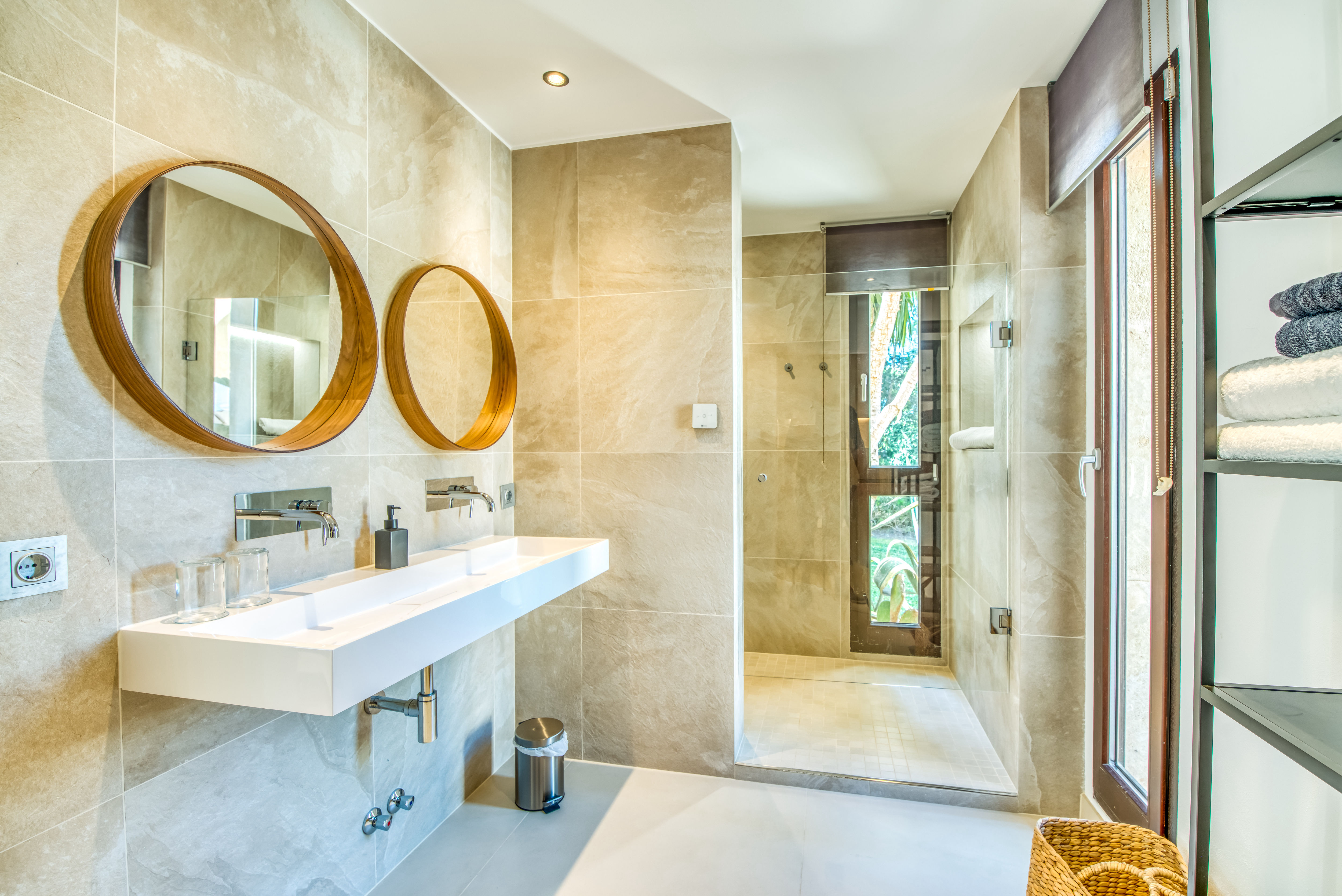 Bad 2 und Bad WC en suite     (Bad 2) Blick zur Dusche